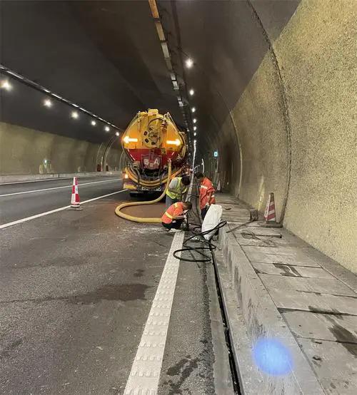 峡江隧道排水渠清淤